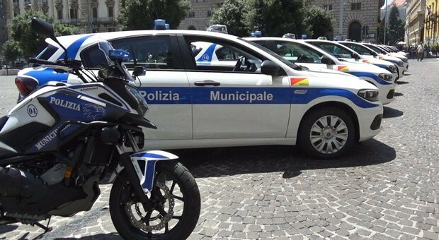 Pattuglie della polizia municipale di Napoli