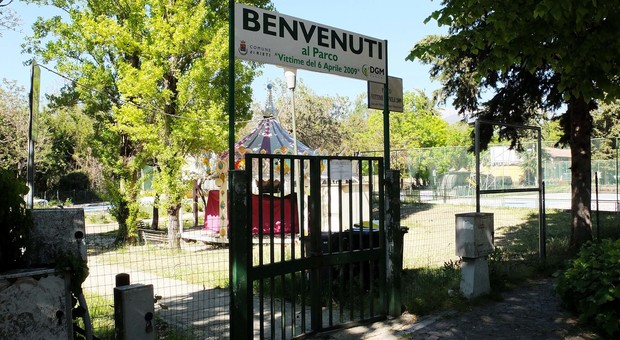 L'ingresso del parco di via Liberato di Benedetto che resta ancora chiuso (foto Enrico Meloccaro)