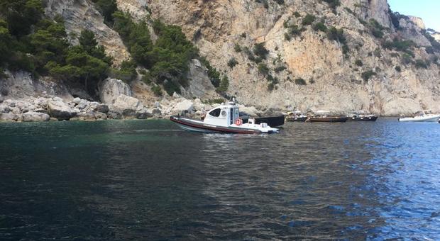 Capri, controlli dei carabinieri in mare: troppe barche in Marina Piccola