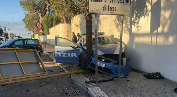 Scontro alla periferia della città: l'auto della Polizia resta incastrata fra l'albero e il muro