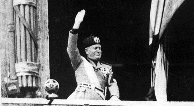 Mussolini al balcone di Palazzo Venezia
