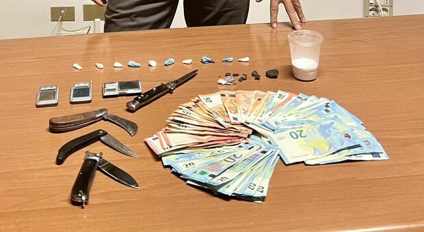 Civitanova, spaccia cocaina al bar: la Finanza gli trova in casa anche hashish e migliaia di euro