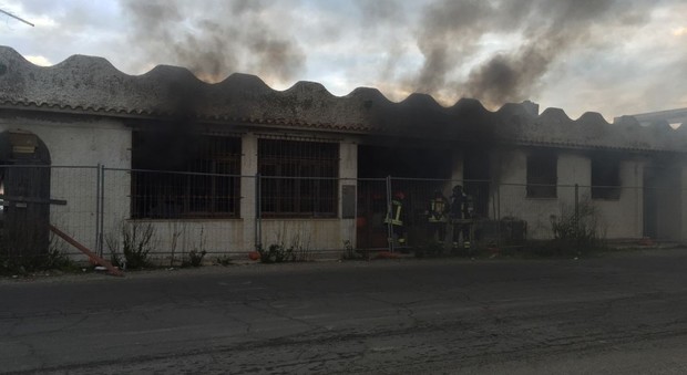 Fiumicino, incendio doloso distrugge l'ex ristorante Vecchia Scogliera