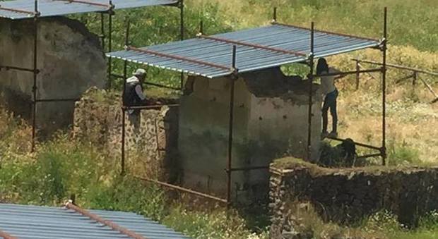 Pompei choc, turisti urinano tra le tombe degli Scavi