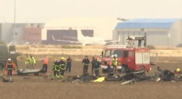 Aereo precipita durante il decollo, secondo incidente per i caccia: le immagini della tragedia