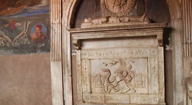 La «tomba di Dracula» a Napoli: ecco cosa si è scoperto su una misteriosa iscrizione