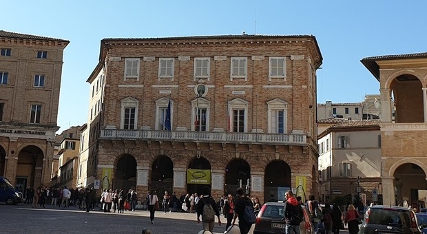 Il palazzo comunale di Macerata