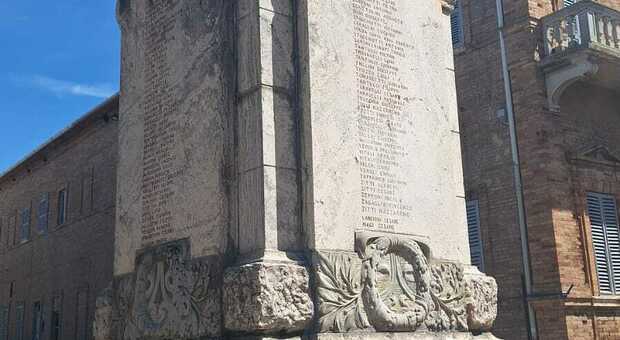 Filottrano, rimosse le svastiche sul Monumento ai caduti e portoni storici