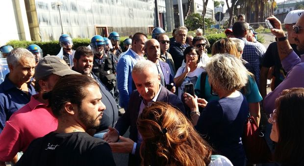 I ministri Alfano e Poletti a Napoli sit-in dei disoccupati | Video