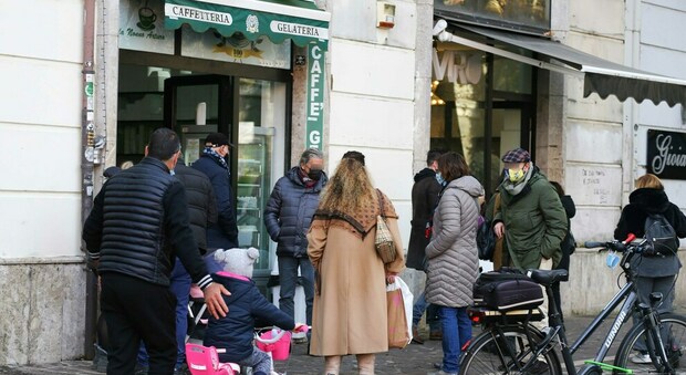 Shopping ad Avellino, è caos divieti: stop agli spritz ma caffè di protesta