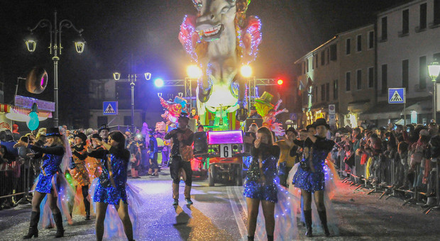 Grande successo della sfilata notturna: in 40mila al Carnevale dei Storti