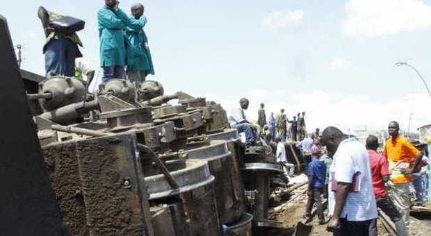 Kenya, treno deraglia in mezzo a baraccopoli. Gli abitanti sono quasi tutti in chiesa e si salvano