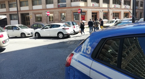 Rapina in banca nel cuore di Avellino, in azione due banditi armati