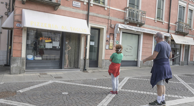 Clienti in fila davanti a una pizzeria al taglio a Rovigo