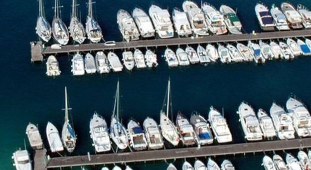 Duello in barca nel golfo di Napoli, protagonisti due imprenditori: «Tentato omicidio»