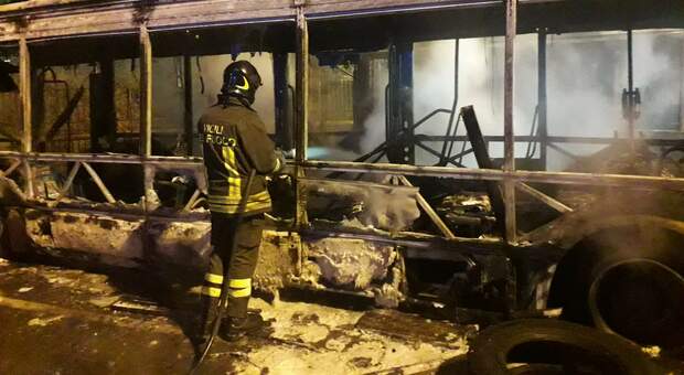 Roma, tre autobus Atac a fuoco nel deposito di Grottarossa