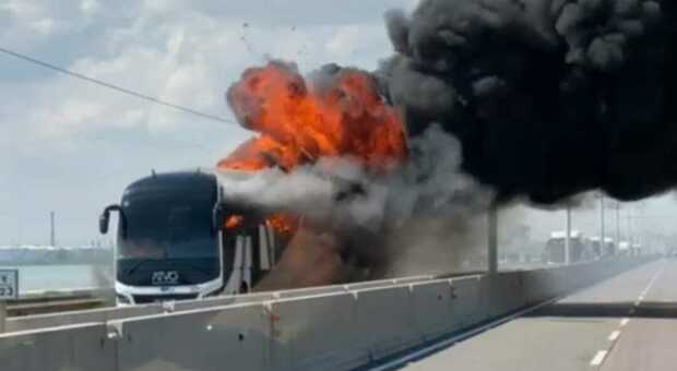 Autobus in fiamme sul ponte della libertà a Venezia, passeggeri "messi in salvo" dall'autista