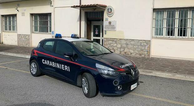 Aggredisce la vicina poi si scaglia contro i carabinieri: arrestato