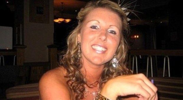 Hollie McEwen, suicida a 28 anni per la psoriasi (Facebook)