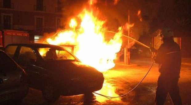 Napoli, deposito di materassi devastato dalle fiamme: i vigili: «Attacco doloso»