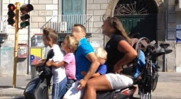 In cinque sullo scooter senza casco, la denuncia del cabarettista: «Voi non siete napoletani»