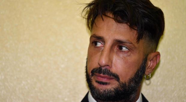Fabrizio Corona in carcere per altri 9 mesi in più: «Annullato periodo di affidamento». Legali furiosi