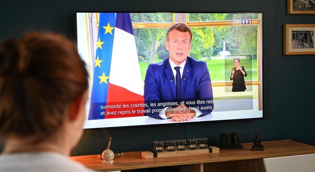 Macron riapre tutto, anche le scuole: «Vittoria contro il virus, Francia zona verde»