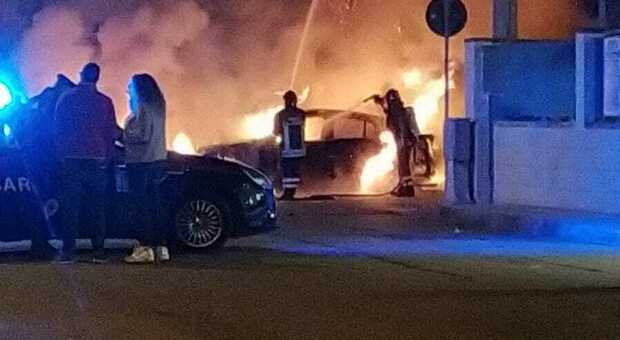 Muro Leccese, paura al market: auto a fuoco nel piazzale