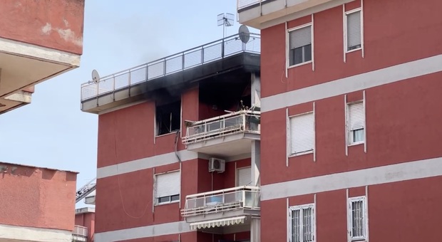 Paura a Villaricca, appartamento in fiamme in pieno giorno