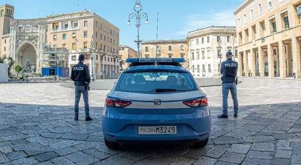 Agenti di polizia in piazza Sant'Oronzo a Lecce