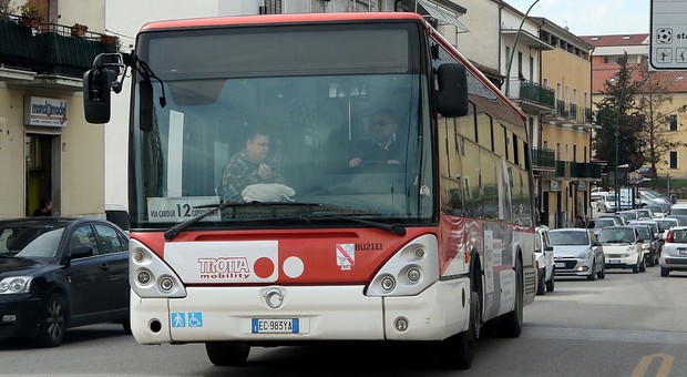 Lite sul bus a colpi di ventaglio, due nigeriane fermate a Benevento