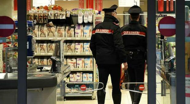 Reddito di cittadinanza, trovati sei lavoratori in nero (col sussidio) in un supermarket di Casoria