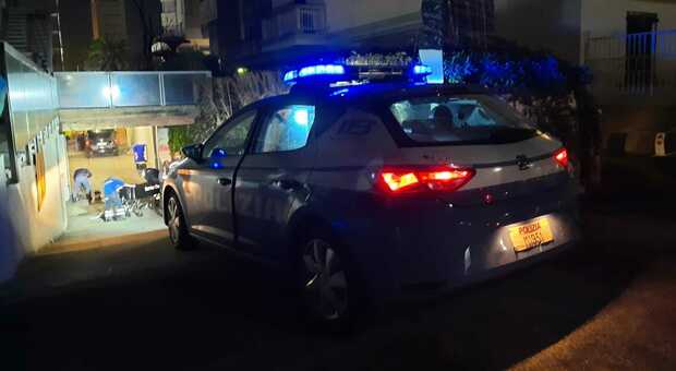 La polizia davanti al garage dove è stato trovato il cadavere di un uomo, in zona mare a Pesaro
