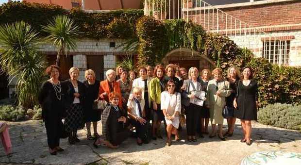 Foto di gruppo per le socie dell'Inner Wheel Club Ancona - Riviera del Conero