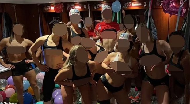 Scandalo sexy all'Università, le foto hot delle pallavoliste finiscono sul web