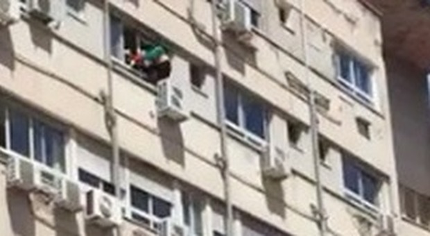 Napoli, si butta dalla finestra dell'ospedale: salvata mamma di bimbo malato