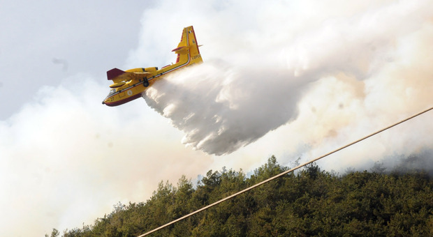 Pescara, incendio minaccia le case a Scafa: lanci d'acqua dall'elicottero