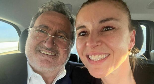 Il sindaco Brugnaro sorridente sui social dopo il malore lascia l'ospedale: «Torno a casa»
