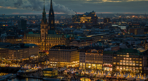 Amburgo, tutta la magia del Natale: mercatini, luminarie e Santa Claus che spicca il volo