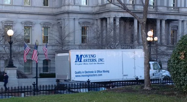 Obama a pochi giorni dal trasloco: il primo camion davanti alla Casa Bianca