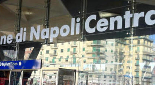 Terrore alla stazione di Napoli rapinatore tenta di violentare una ragazza di 20 anni: arrestato