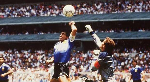 Maradona, il Clarìn: «Il gol del secolo e quello di mano, quel 22 giugno 1986 è il riassunto della sua vita»