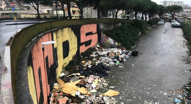 Napoli, discarica nel parcheggio della stazione di Barra: periferia in ginocchio