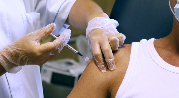 Covid, il report dell'Iss: «I non vaccinati rischiano di morire 16,6 volte in più rispetto a chi ha la terza dose»