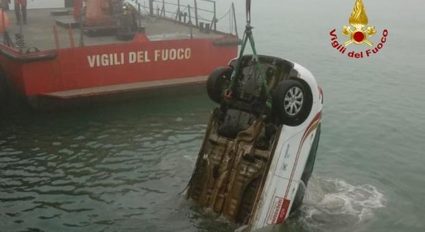 Venezia, finisce in acqua con l'auto al porto per la nebbia: salvo per miracolo