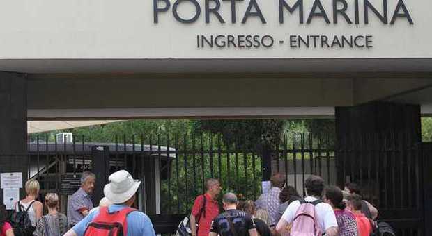 Pompei chiusa due ore per assemblea: 500 turisti restano fuori