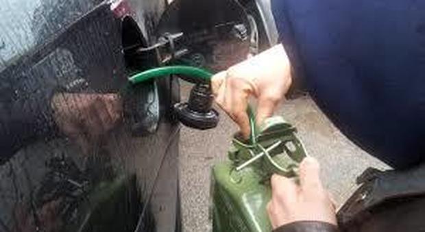 Ruba benzina da un'auto e minaccia il proprietario: «Sto con i Mazzarella»
