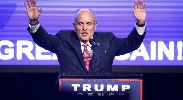Borat 2, imbarazzo per Rudy Giuliani: sul set incontro (inappropriato) con una finta giornalista