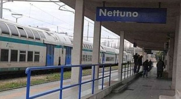 Nettuno, chiede il biglietto alla baby gang, picchiato controllore del treno
