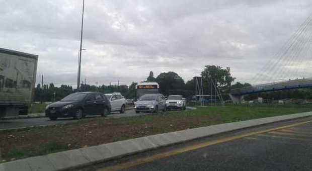 Autobus bloccato sul cavalcavia Traffico paralizzato a San Giuliano